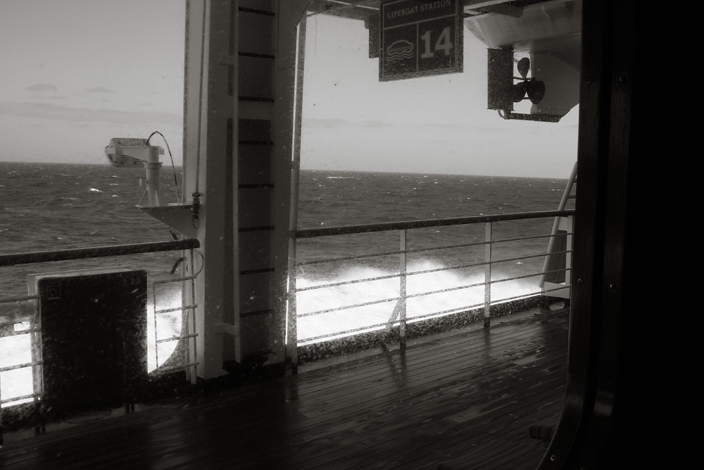 Hurricane closes cruise port